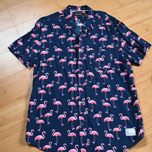 Men's Adam Levine Flamingo Print on Navy Button Down Short Sleeve Size M Unisex - Picture 2 of 15
